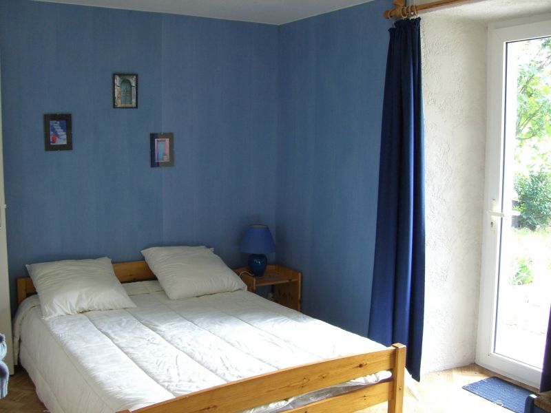Une chambre couple , ambiance bleutÃ©e;
Salle d' eau 
AccÃ©s sur terrasse