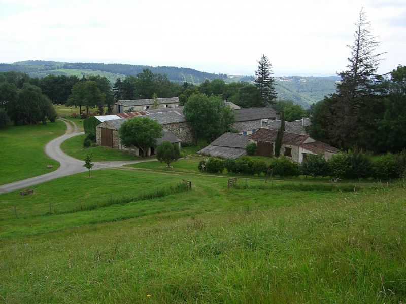 Le hameau de Granquié avec une vue imprenable à la fois sur les Pyrénées et le Massif central