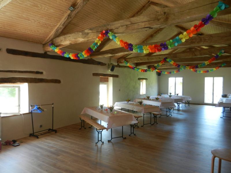 Salle dressée pour un repas d' anniversaire 