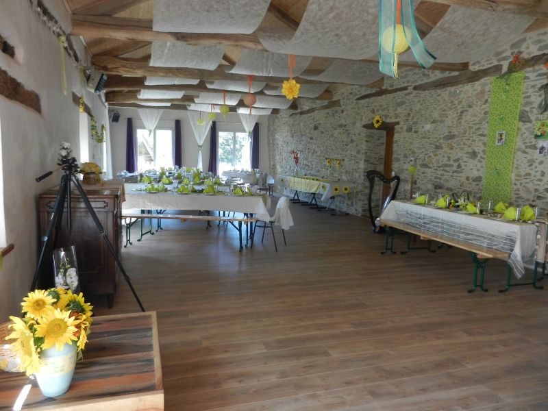 Salle décorée pour un mariage