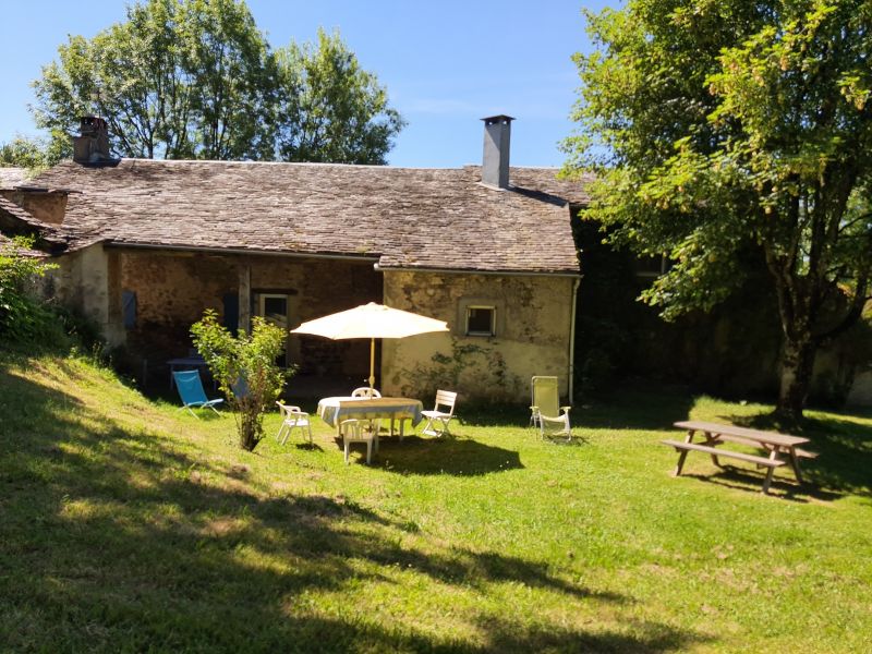 Gîte le Four à Pain extérieur côté jardin et prairie