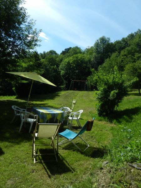 Depuis la terrasse couverte , accès à belle prairie arborée, avec portique 