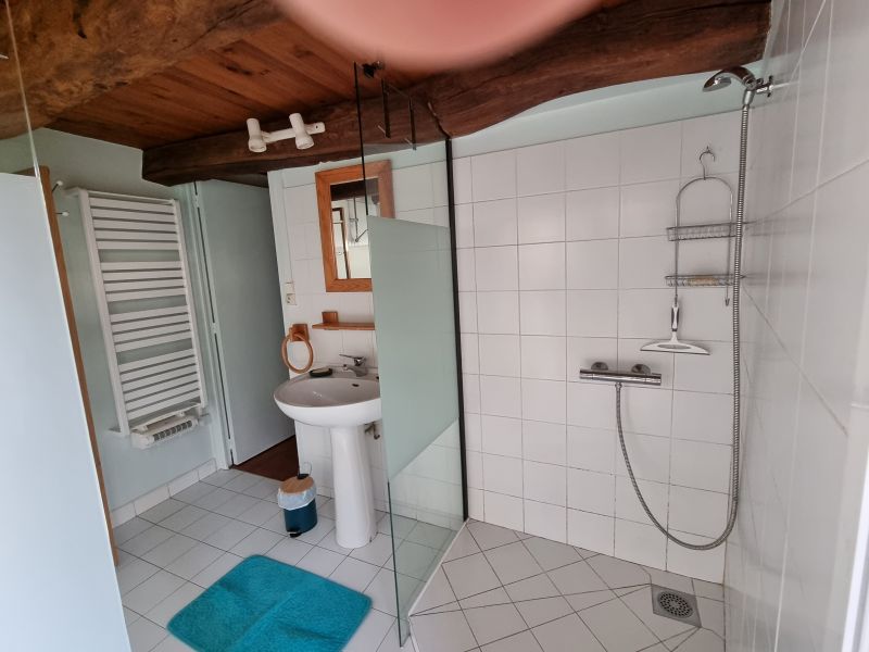 salle de bain avec 2 douches à l' italienne