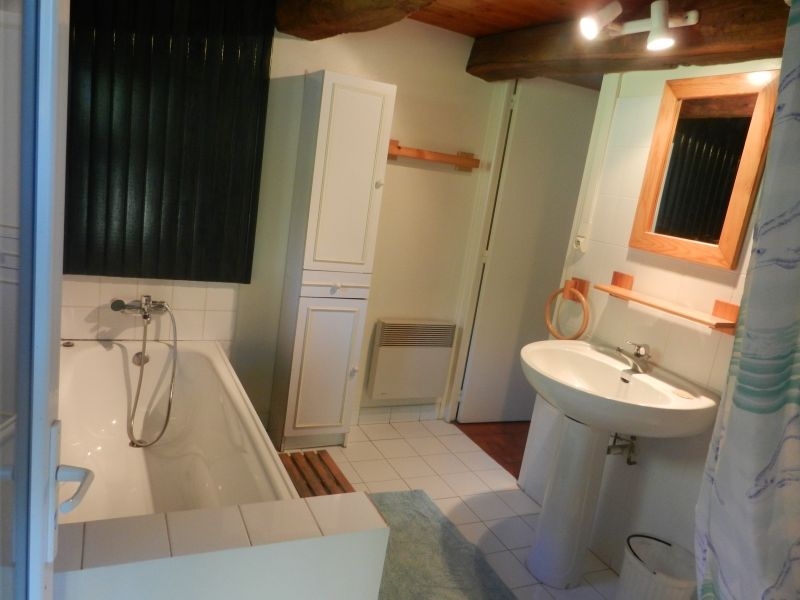Salle de bains avec baignoire  et douche à l' italienne