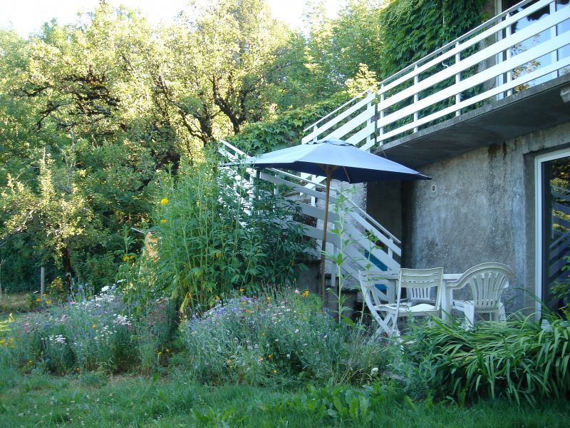 Terrasse exposée au Sud Ouest ; parterre fleuri; salon de jardin