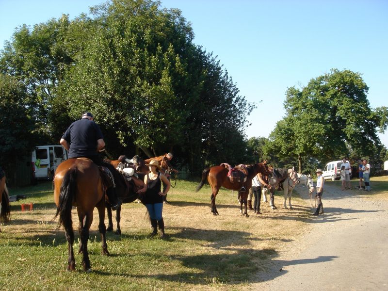 A Granquié, pré pour les chevaux, ligne d' attache, sellerie; circuits de  3 à 9 jours avec topos, hébergement en 1/2 pension